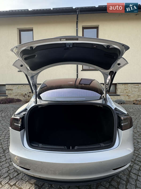 Седан Tesla Model 3 2018 в Львові