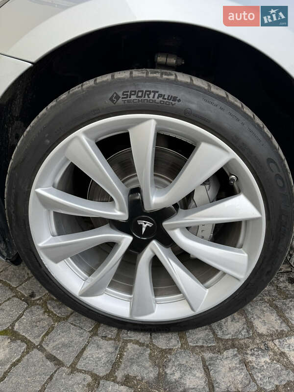 Седан Tesla Model 3 2018 в Львові