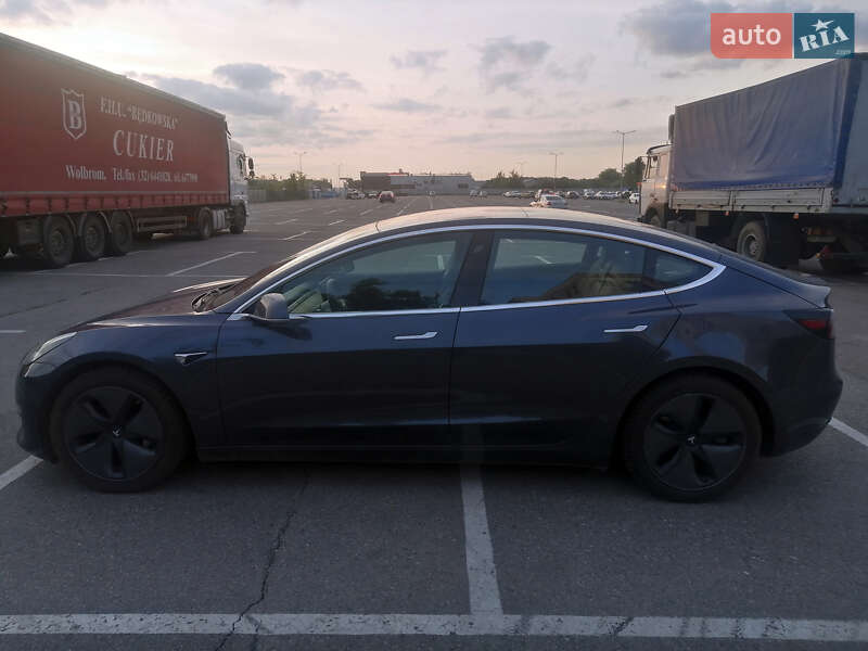 Седан Tesla Model 3 2018 в Львове