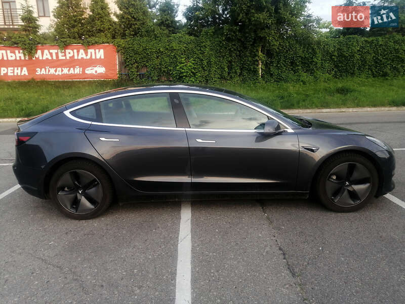 Седан Tesla Model 3 2018 в Львове