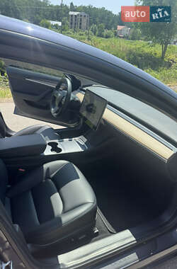 Седан Tesla Model 3 2022 в 