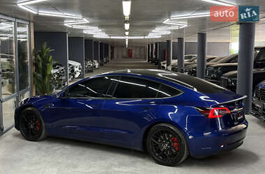 Седан Tesla Model 3 2022 в 
