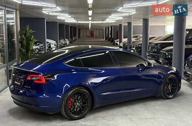 Седан Tesla Model 3 2022 в 