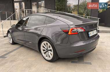 Седан Tesla Model 3 2022 в 