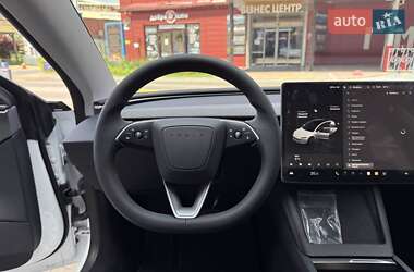 Седан Tesla Model 3 2024 в 