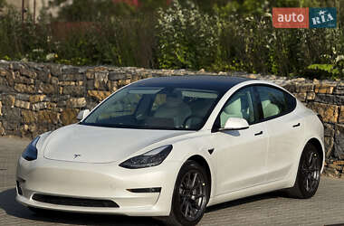 Седан Tesla Model 3 2021 в 