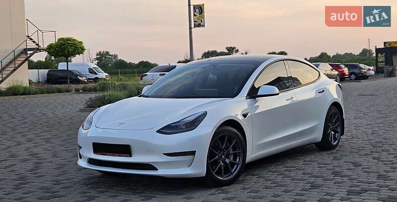 Седан Tesla Model 3 2023 в 