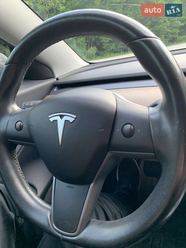 Седан Tesla Model 3 2019 в Коростені
