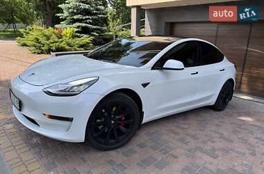 Седан Tesla Model 3 2022 в 