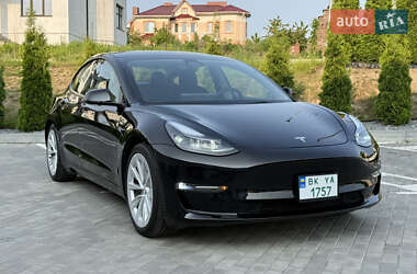 Седан Tesla Model 3 2022 в 