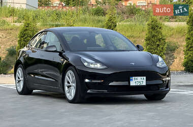 Седан Tesla Model 3 2022 в 