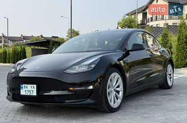 Седан Tesla Model 3 2022 в 