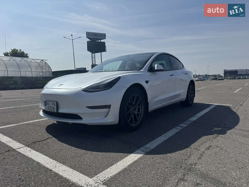 Седан Tesla Model 3 2021 в Львові