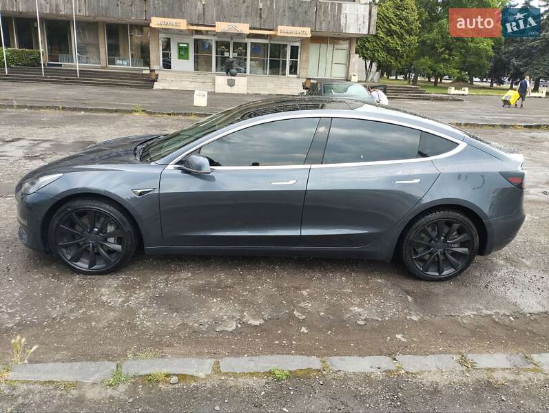 Седан Tesla Model 3 2019 в Ужгороді
