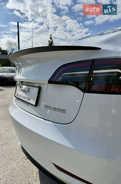 Седан Tesla Model 3 2022 в 