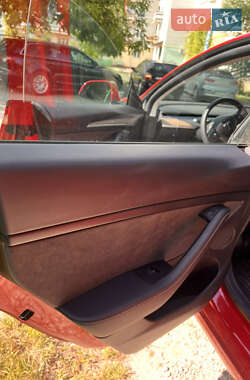 Седан Tesla Model 3 2021 в 