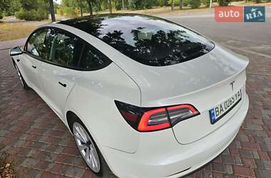 Седан Tesla Model 3 2021 в 