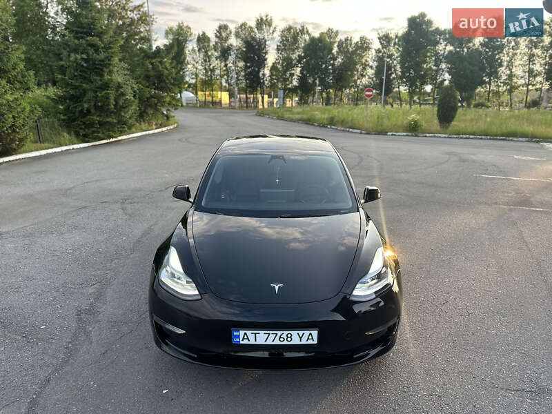 Седан Tesla Model 3 2022 в Івано-Франківську