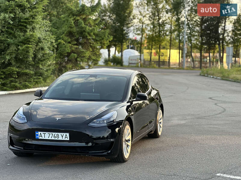 Седан Tesla Model 3 2022 в Івано-Франківську