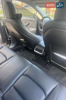 Седан Tesla Model 3 2021 в 