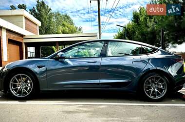 Седан Tesla Model 3 2022 в 