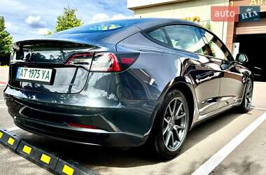 Седан Tesla Model 3 2022 в 