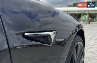 Седан Tesla Model 3 2019 в 