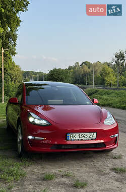 Седан Tesla Model 3 2022 в 