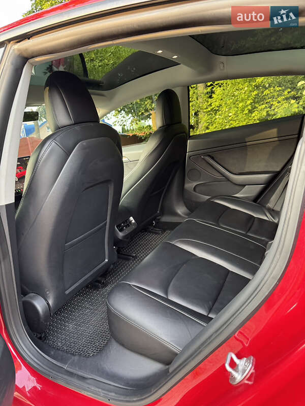 Седан Tesla Model 3 2022 в Ровно