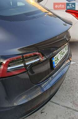 Седан Tesla Model 3 2022 в 