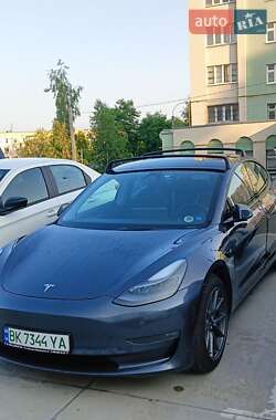 Седан Tesla Model 3 2022 в 