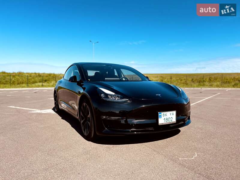 Седан Tesla Model 3 2023 в Ровно