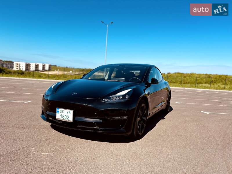Седан Tesla Model 3 2023 в Ровно