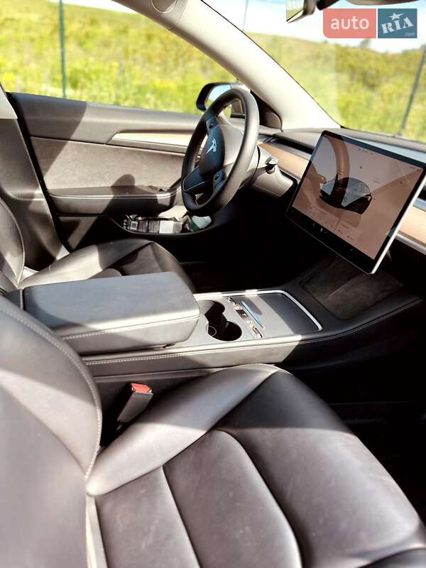 Седан Tesla Model 3 2023 в Ровно