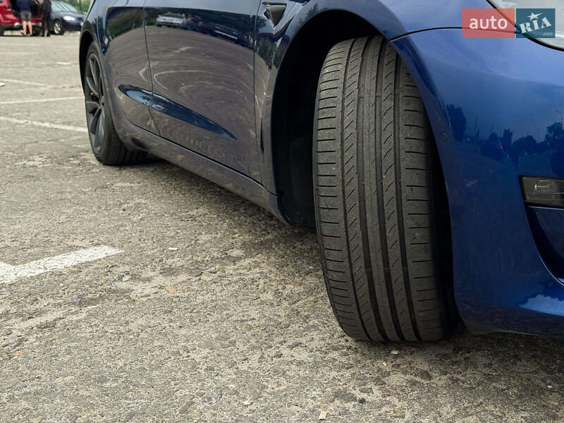 Седан Tesla Model 3 2021 в Киеве