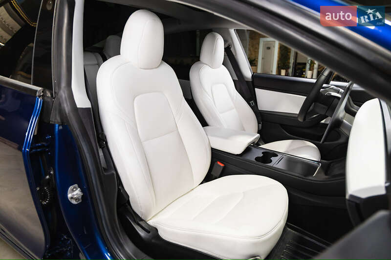 Седан Tesla Model 3 2019 в Луцке