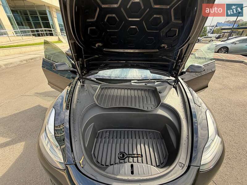 Седан Tesla Model 3 2021 в Дніпрі
