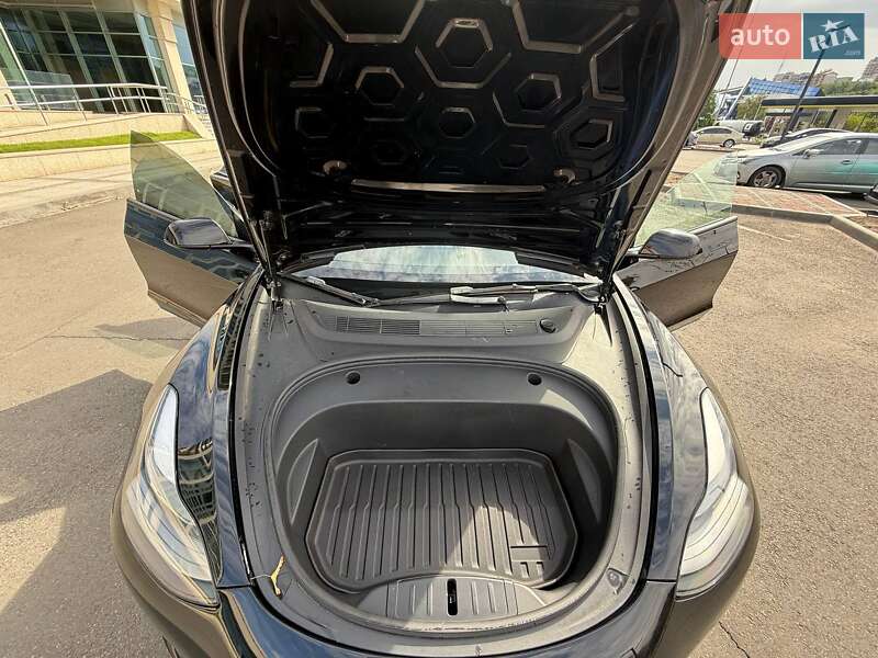 Седан Tesla Model 3 2021 в Дніпрі