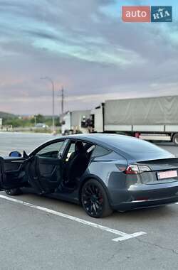 Седан Tesla Model 3 2022 в 