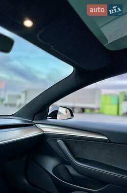 Седан Tesla Model 3 2022 в 