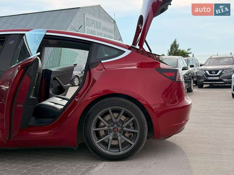 Седан Tesla Model 3 2019 в Львові