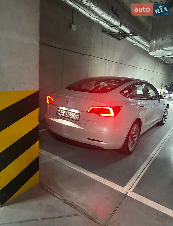 Седан Tesla Model 3 2021 в Киеве