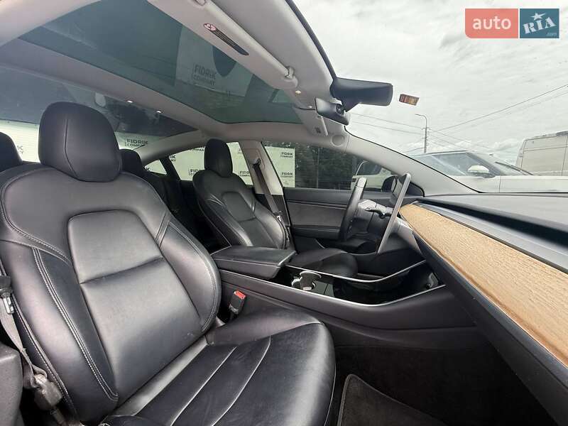 Седан Tesla Model 3 2019 в Луцьку