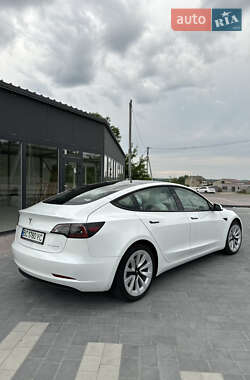 Седан Tesla Model 3 2022 в 