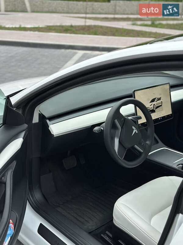 Седан Tesla Model 3 2022 в Мостиске
