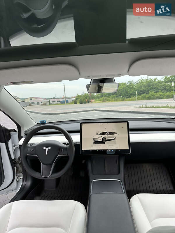 Седан Tesla Model 3 2022 в Мостиске