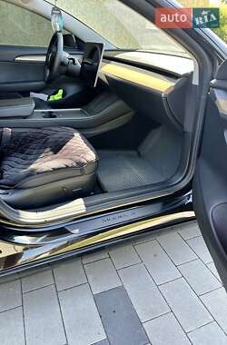 Седан Tesla Model 3 2022 в 