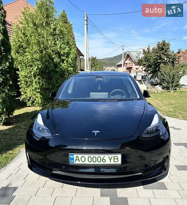 Седан Tesla Model 3 2022 в Мукачево