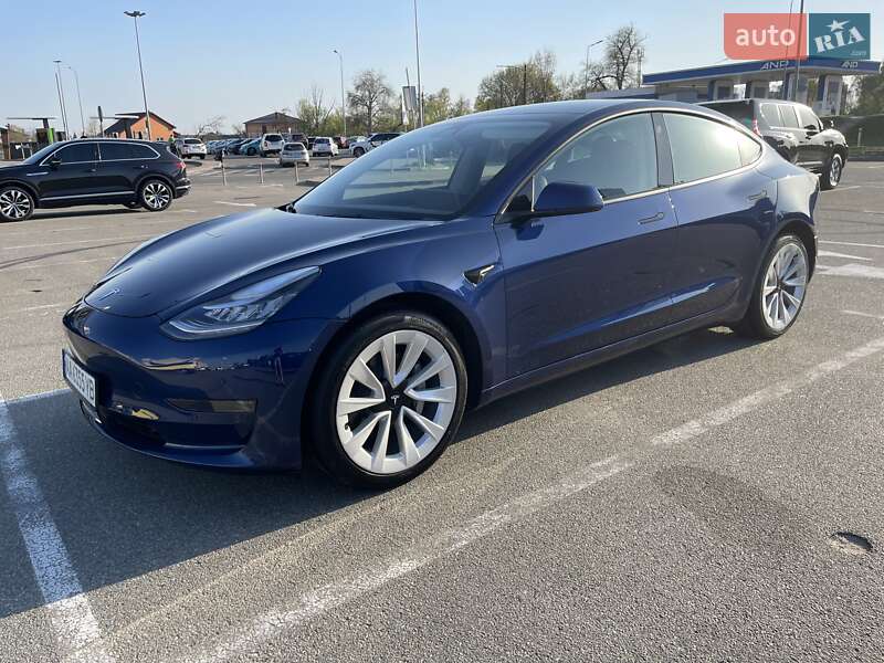 Седан Tesla Model 3 2022 в 