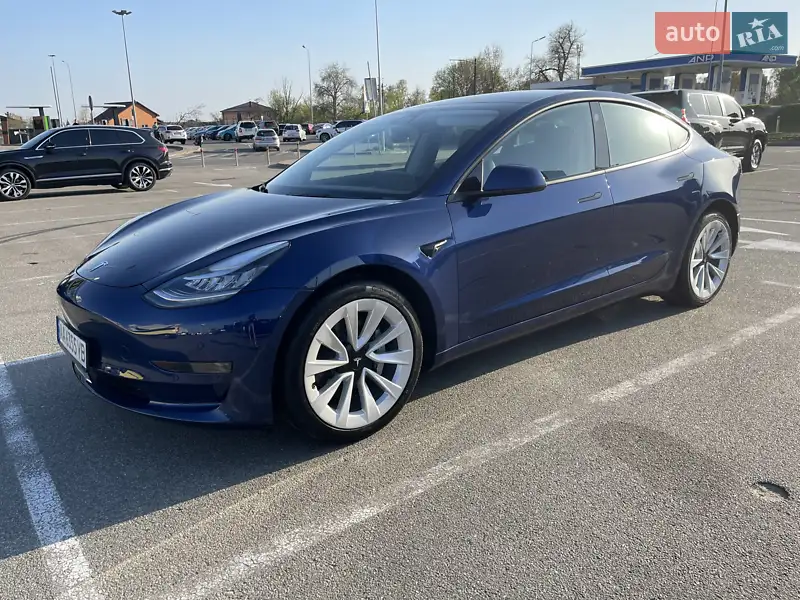 Седан Tesla Model 3 2022 в 